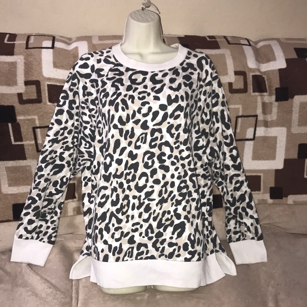 Pink Victoria’s Secret Medium leopard 🐆 print crew neck sweatshirt 💕